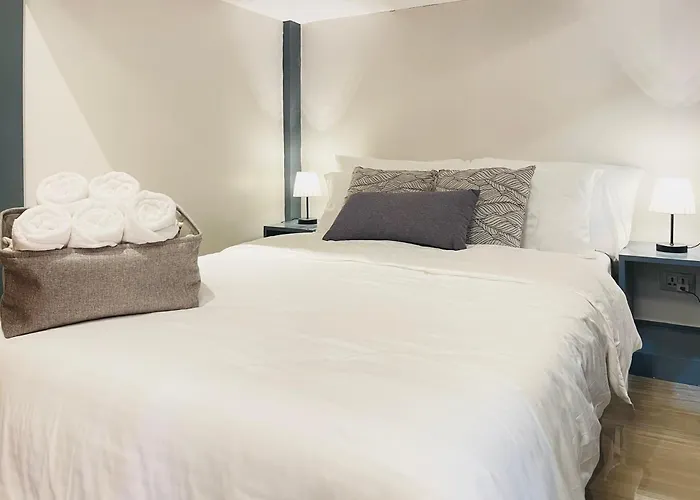 Easy Access Stay, Minutes From Airport On Main Road *