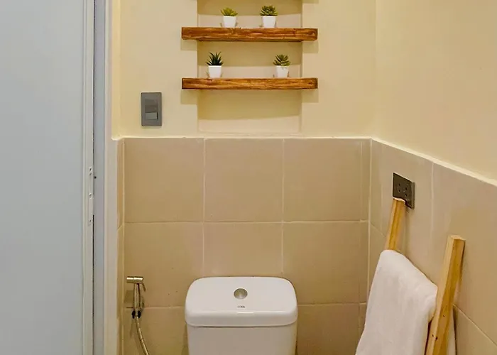 Easy Access Stay, Minutes From Airport On Main Road